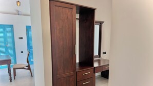 A room with a wardrobe, a desk, and a chair. - Seashore Mirissa (Mirissa)