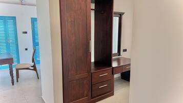 Deluxe Studio Suite, 1 King Bed, Air conditioning, Ocean View | Egyptian cotton sheets, premium bedding, minibar, individually decorated