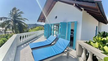 Deluxe Studio Suite, 1 King Bed, Air conditioning, Ocean View | Terrace/patio