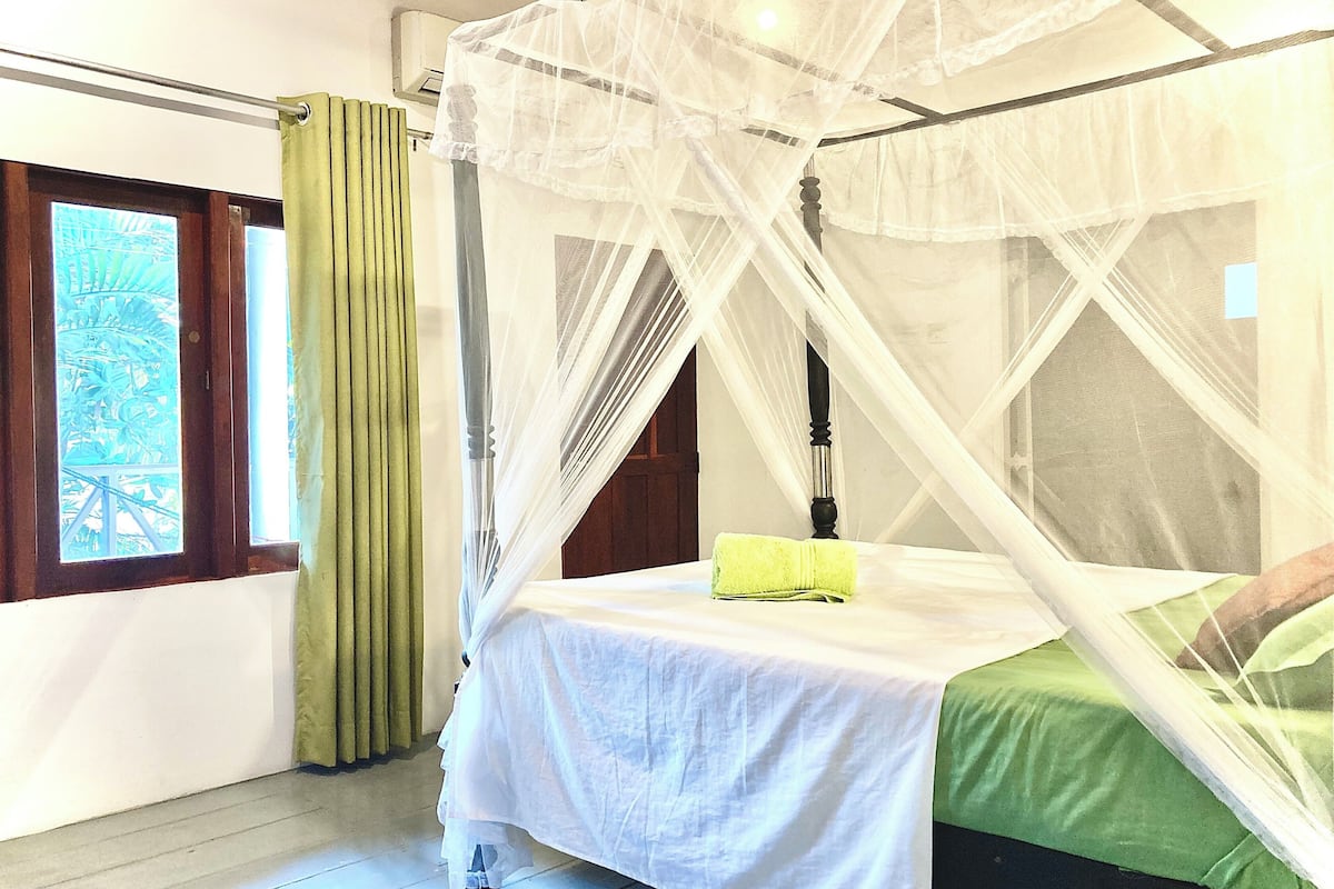 Classic Double Room, 1 Katil Raja (King), Garden View, Garden Area | Peralatan tempat tidur premium, bar mini, dihias secara berasingan