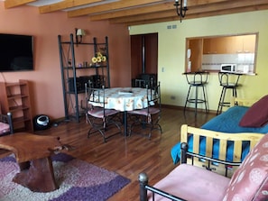 標準公寓, 非吸煙房, 按摩浴缸 (Cama doble,cama nido y sofa cama) | 起居區 | 平面電視