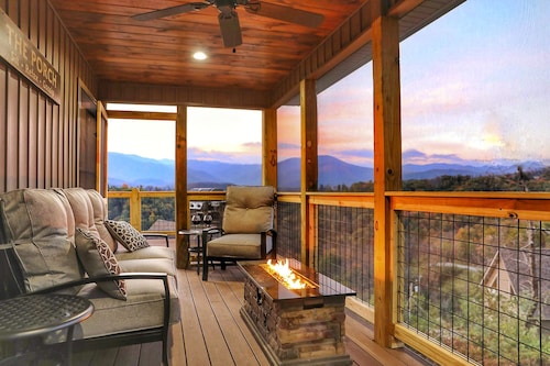 INCREDIBLE Mountain View Cabin! Huge Game Room! Theater! Fire Pit! 2 car garage!