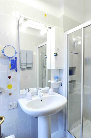 Combined shower/tub, free toiletries, towels - Santamarta, the apartment for your Venetian holidays (Venezia)