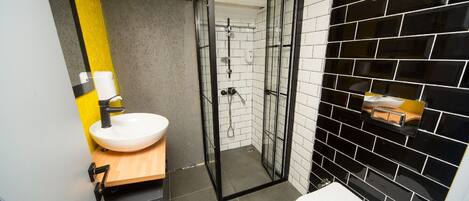 Suite Premium | Baño | Ducha, artículos de higiene personal de diseño y secador de pelo