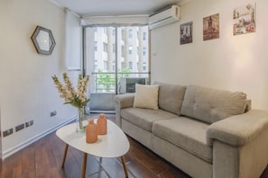 Apartment, 1 Double Bed with Sofa bed, Non Smoking | Living room | Flat-screen TV - Alojarent Huérfanos (Santiago)