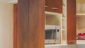 Apartment, 1 Double Bed with Sofa bed, Non Smoking | Private kitchenette | Fridge, microwave, stovetop, cookware/dishes/utensils - Alojarent Huérfanos (Santiago)