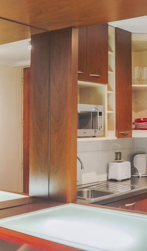 Apartment, 1 Double Bed with Sofa bed, Non Smoking | Private kitchenette | Fridge, microwave, stovetop, cookware/dishes/utensils - Alojarent Huérfanos (Santiago)