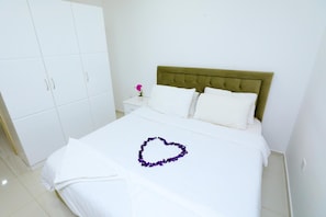 1 quarto, cofres nos quartos, escrivaninha, cortinas blackout