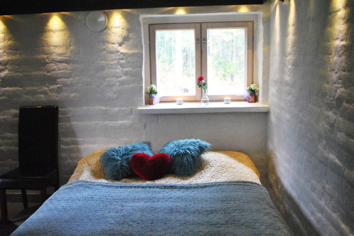 Romantic Suite | Blackout drapes, free WiFi, bed sheets