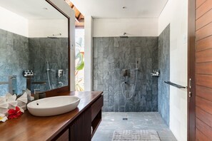 Luxury Villa, 3 Bedrooms, Non Smoking | Bathroom | Separate tub and shower, deep soaking tub, rainfall showerhead - Villa Lotus (Lembongan Island)