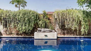 Kolam renang outdoor, dengan payung kolam renang dan kursi berjemur