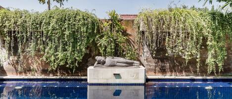 Piscina externa, guarda-sóis, espreguiçadeiras