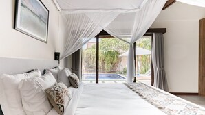 Un dormitorio con una cama grande, vistas a una piscina y un balcón con cortinas.