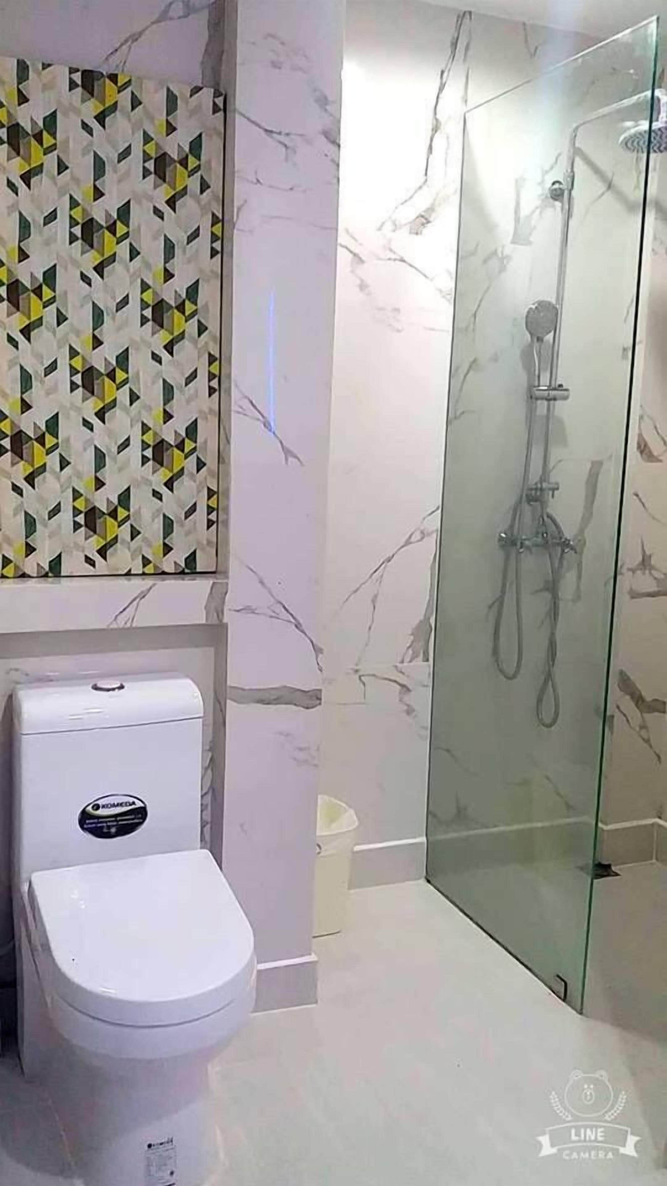 superior double room | bathroom | shower, free toiletries, hair dryer, towels