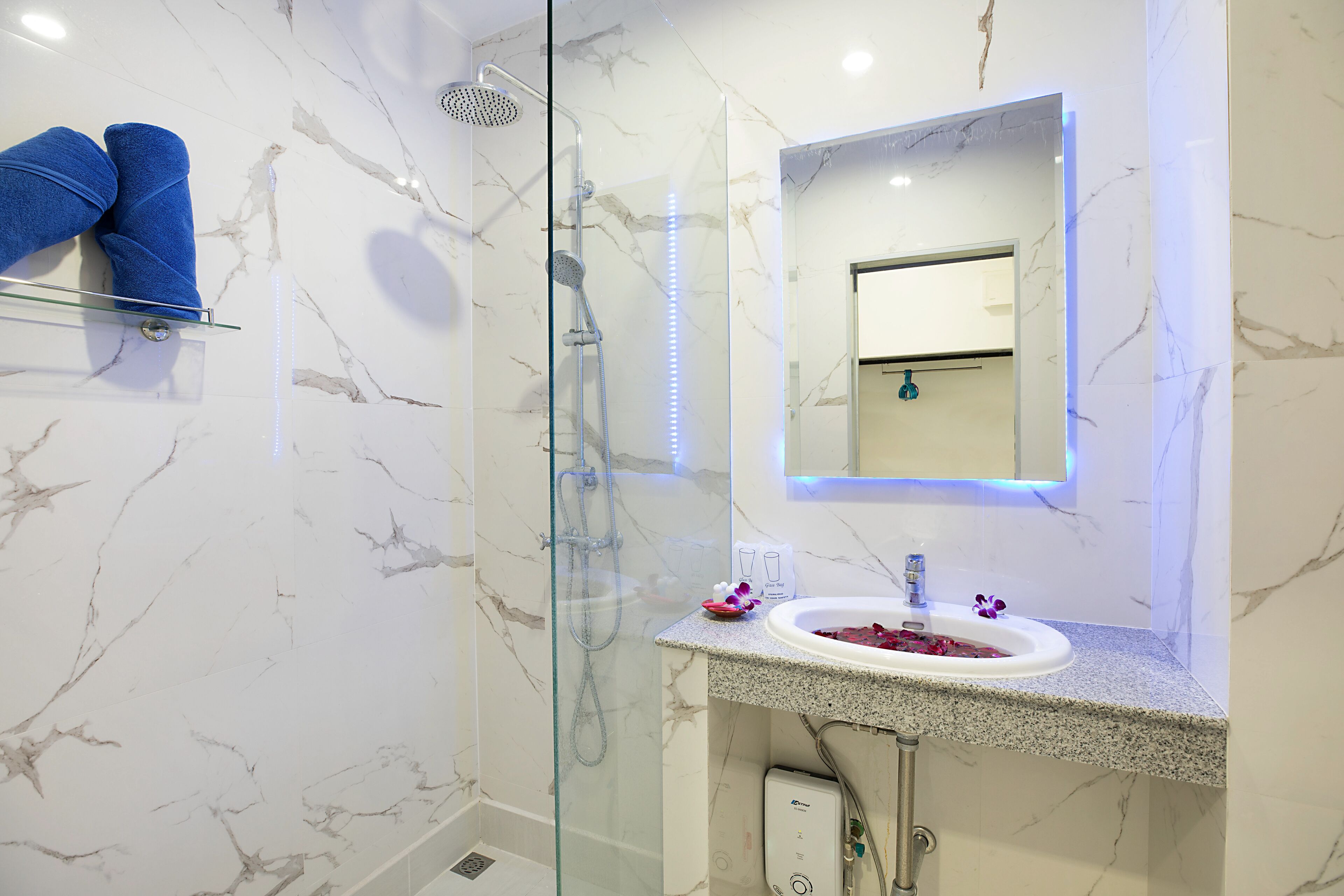 deluxe room | bathroom | shower, free toiletries, hair dryer, towels