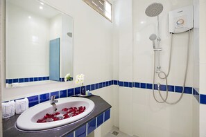 Habitación doble estándar | Baño | Regadera, amenidades de baño gratuitas, secadora de cabello, toallas 