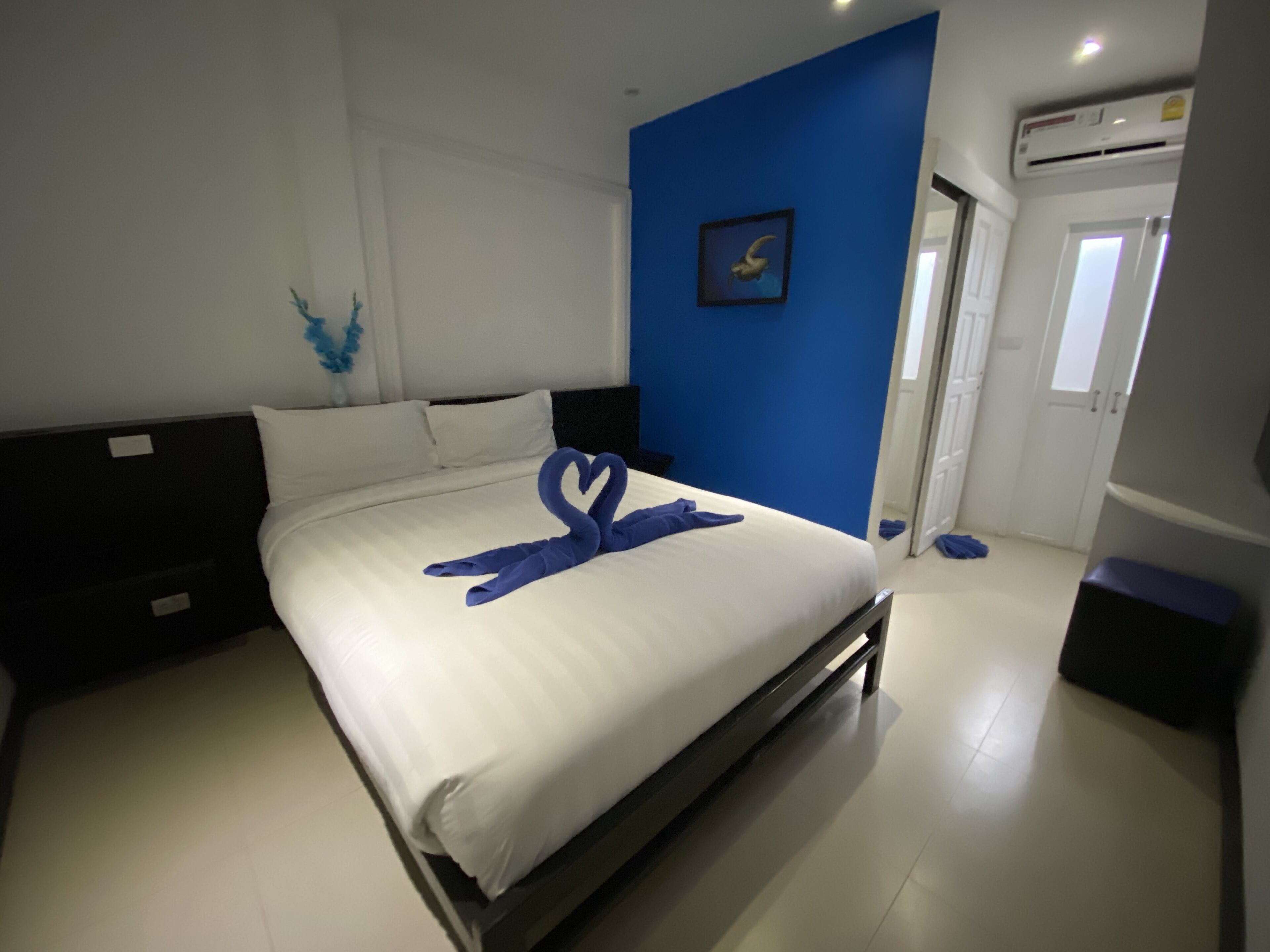 junior studio, 1 queen bed | premium bedding, free wifi, bed sheets