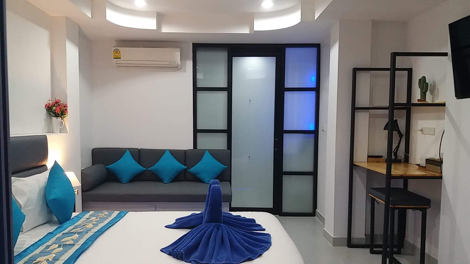 deluxe room | premium bedding, free wifi, bed sheets