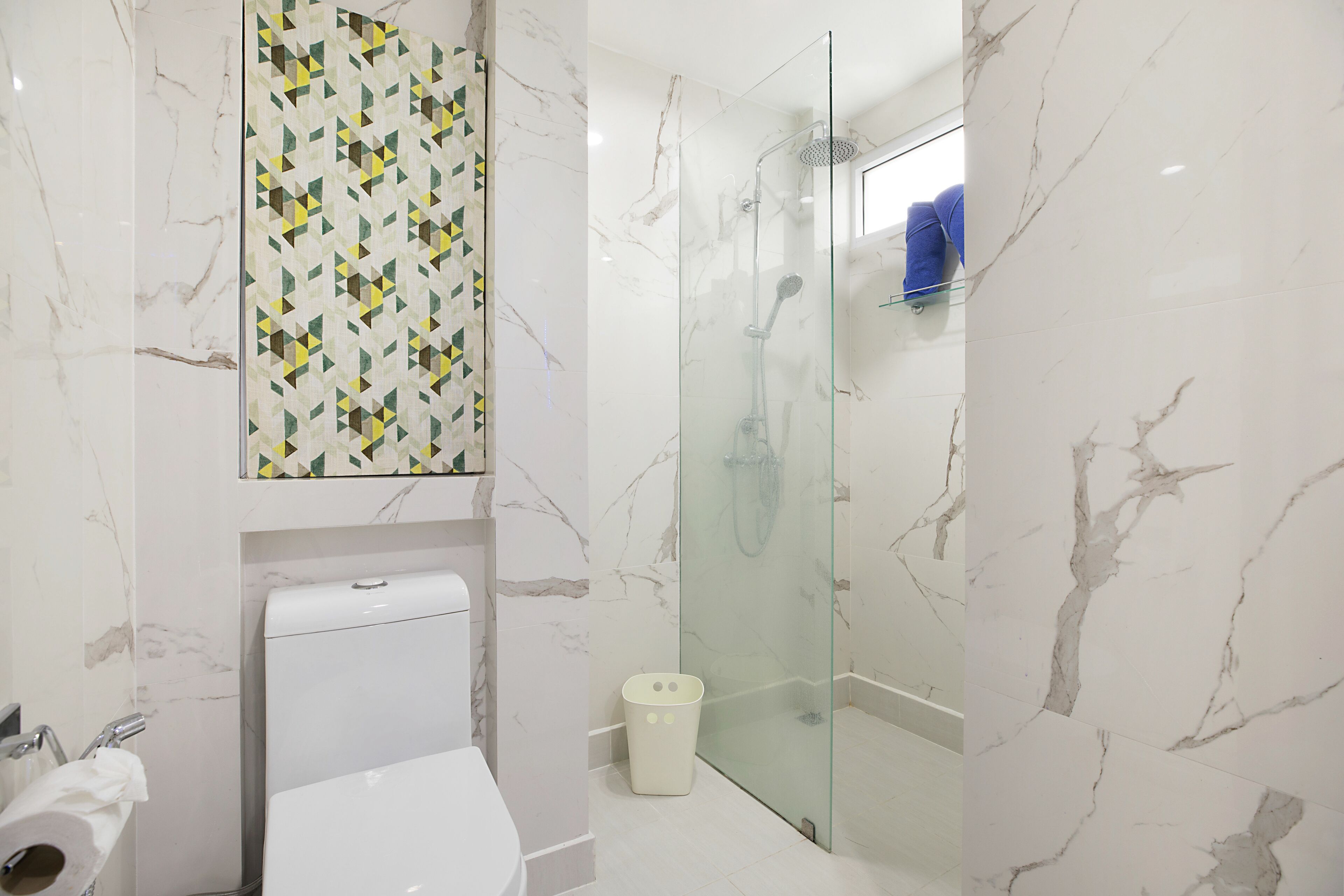 deluxe room | bathroom | shower, free toiletries, hair dryer, towels