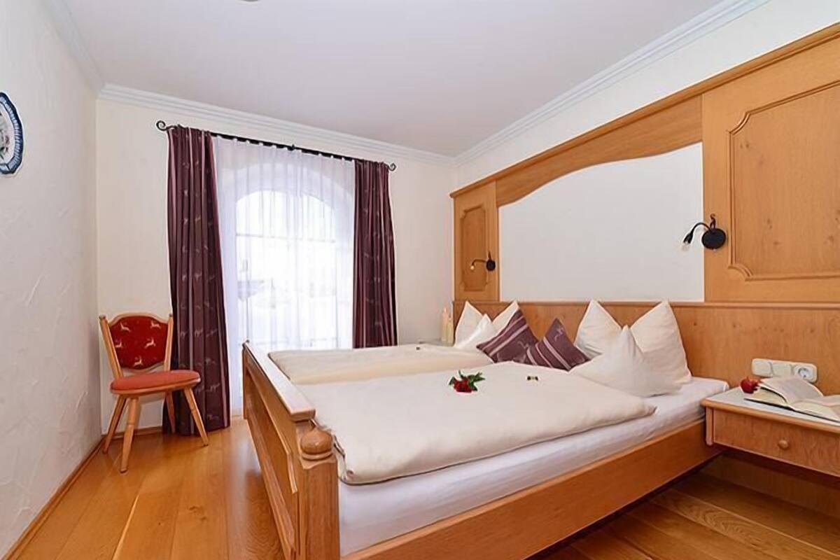 Cofres nos quartos, escrivaninha, cortinas blackout
