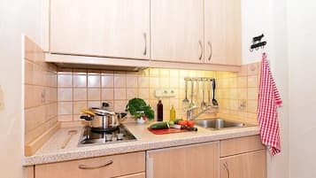 Fridge, stovetop, coffee/tea maker, electric kettle