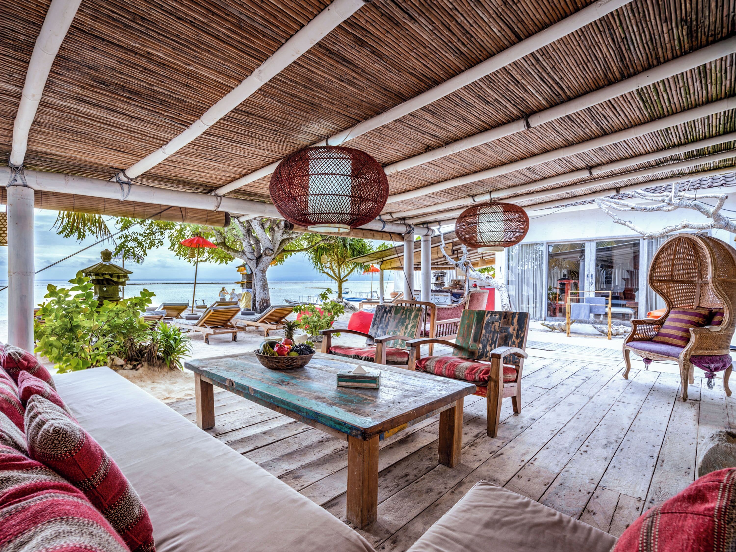 Deluxe Room, 1 King Bed, Beach View | Living room