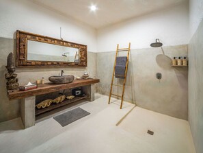 Deluxe-værelse - 1 kingsize-seng - strandudsigt | Badeværelse | Bruser, brusehoved med spredningseffekt, gratis toiletartikler