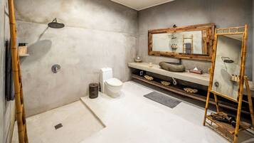 Superior Room, 1 King Bed, Courtyard View | Bathroom | Shower, rainfall showerhead, free toiletries, hair dryer