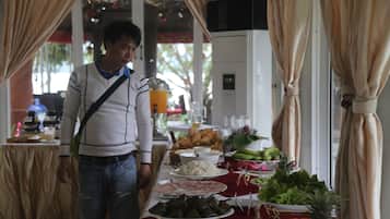 Breakfast, lunch, dinner served; Vietnamese cuisine