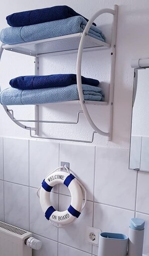 Basic Double or Twin Room, Non Smoking | Bathroom | Deep-soaking bathtub, towels - Hotel Garni Herborn (Herborn)