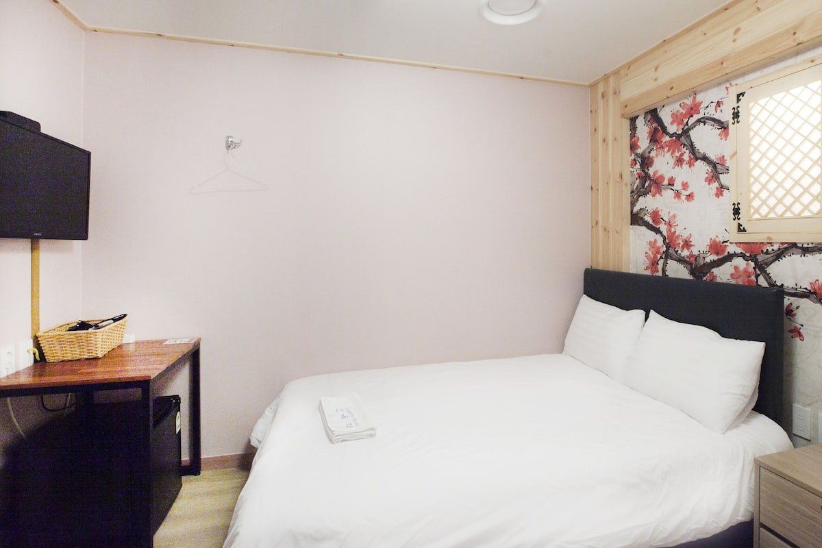 Deluxe kamer, gedeelde badkamer | Luxe beddengoed, een laptopwerkplek, gratis wifi, beddengoed
