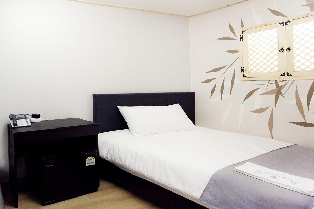Luxe beddengoed, een laptopwerkplek, gratis wifi, beddengoed
