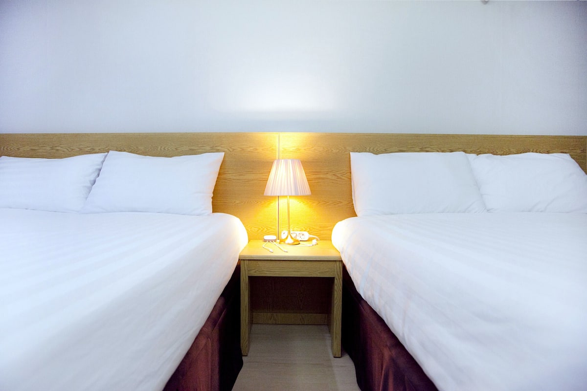 Luxe beddengoed, een laptopwerkplek, gratis wifi, beddengoed