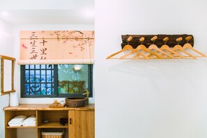 Family Room | Blackout drapes, soundproofing, free WiFi - Listening To The Rain Hall Inn (Zhangjiajie)