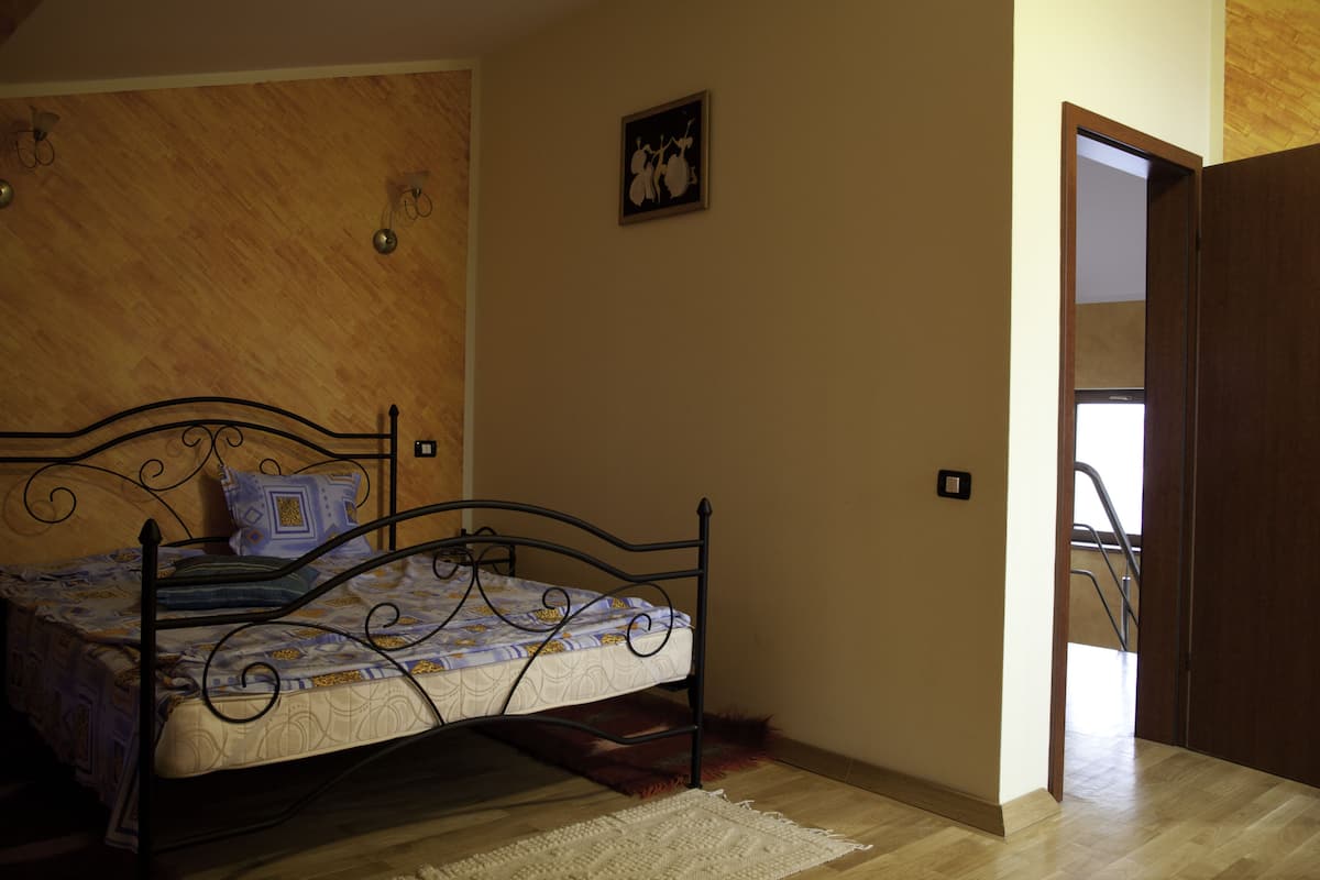 Design Room, 1 Queen Bed | Down comforters, memory foam beds, in-room safe, individually decorated