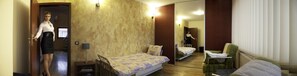 Une chambre d’hôtel avec un lit, une chaise, un bureau et un miroir.