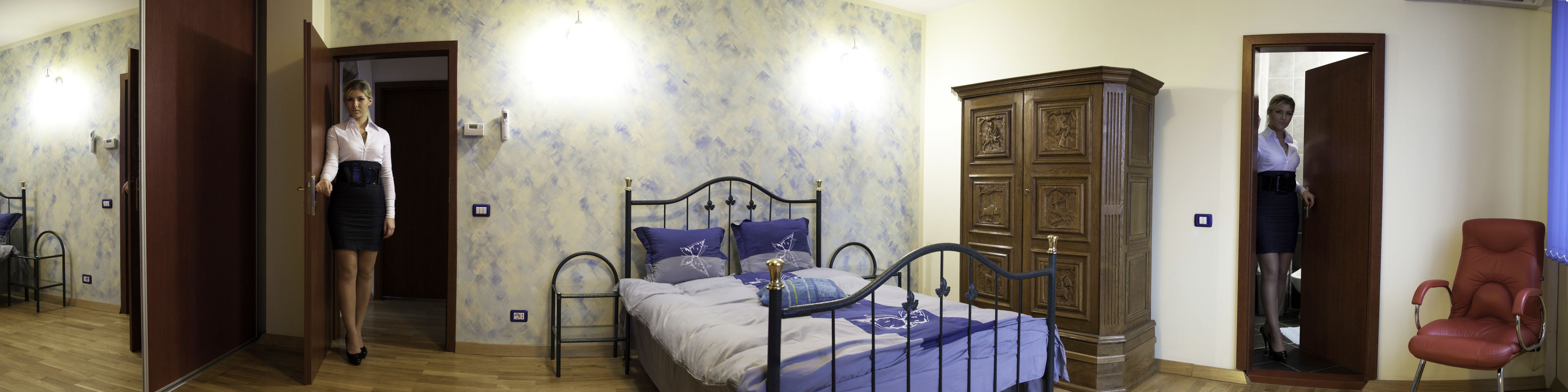 ألحفة محشوة بالريش وأسرّة بإسفنج يتكيف مع شكل الجسم وخزنة داخل الغرفة