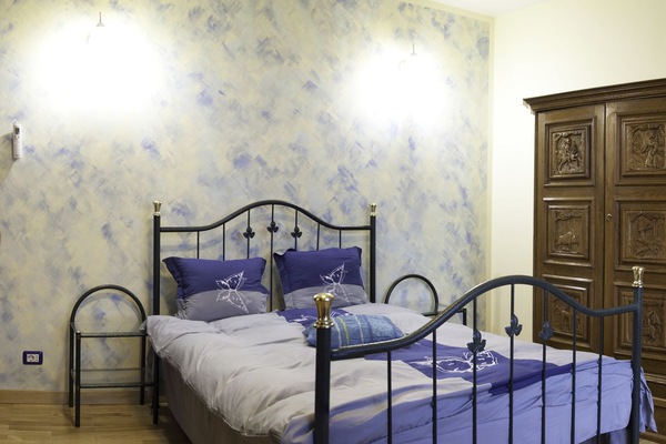 ألحفة محشوة بالريش وأسرّة بإسفنج يتكيف مع شكل الجسم وخزنة داخل الغرفة