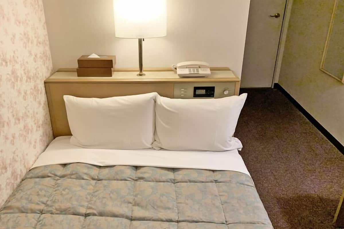 Escritorio, wifi gratis y ropa de cama