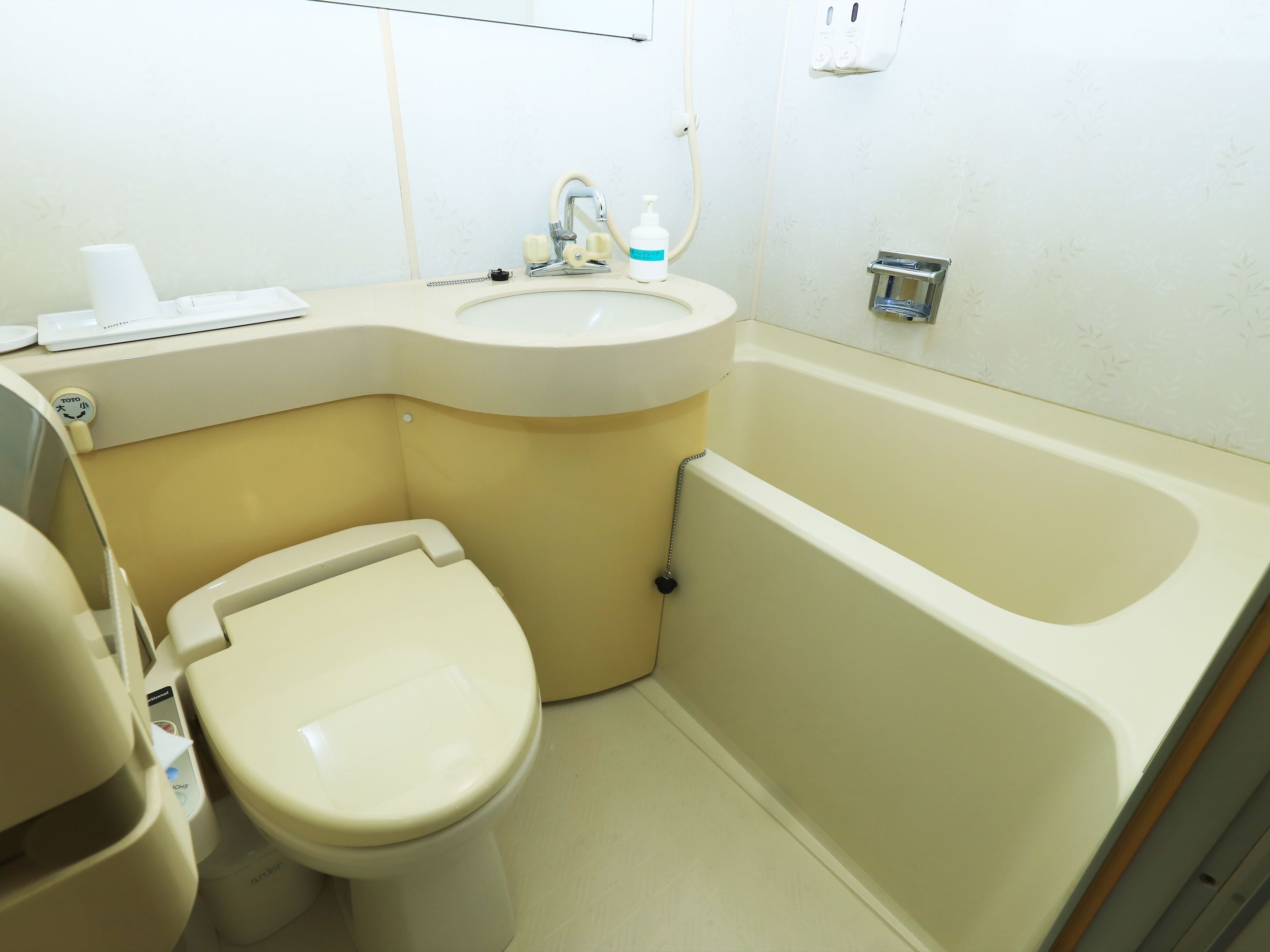 A bathroom with a toilet, sink, and bathtub.