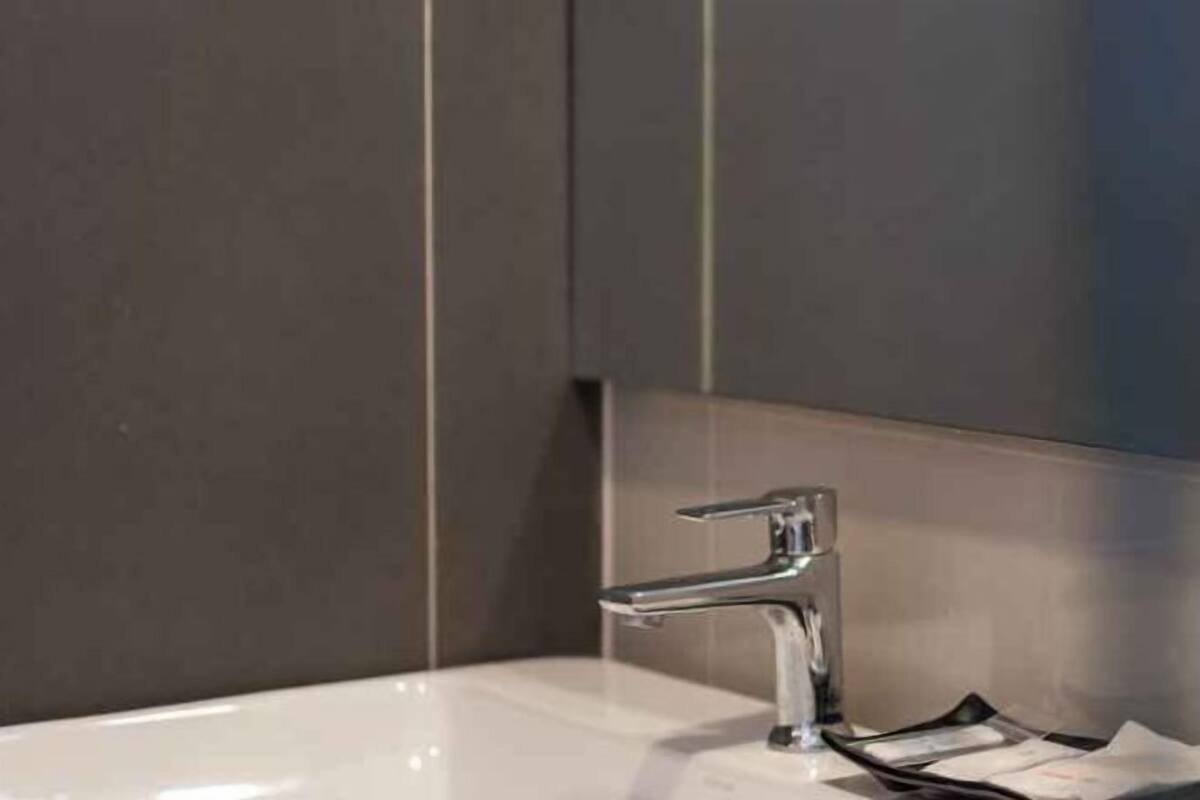 Shower, free toiletries, towels