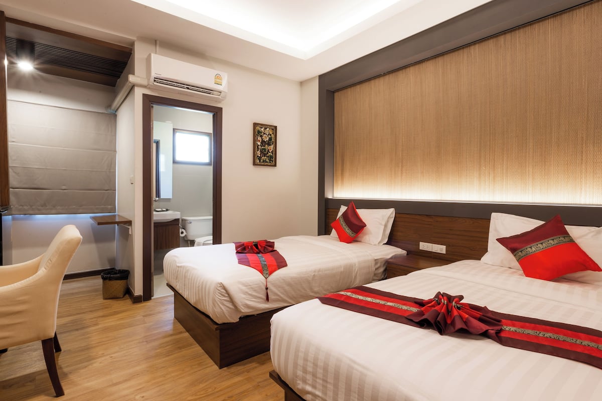 Cortinas blackout, wifi gratis y ropa de cama
