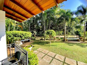 Vista frontal de la propiedad