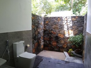 Dutxa, articles de tocador gratuïts, assecador de cabells i barnussos 