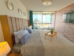 3 عدّة غرف نوم ومكتب ومساحة عمل للكمبيوتر المحمول ومكواة/لوح كي