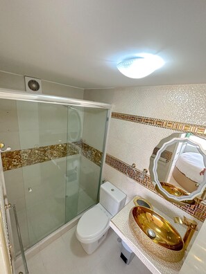 Leilighet – exclusive, 3 soverom, havutsikt | Bad | Dusj, toalettartikler (inkludert), hårføner og håndklær