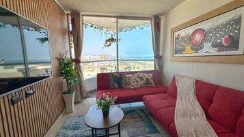 3 habitaciones, escritorio y espacio para trabajar con laptop