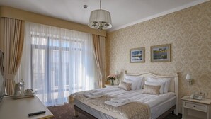 Suite – premium, byutsikt | Sengetøy av topp kvalitet, minibar, safe på rommet og skrivebord