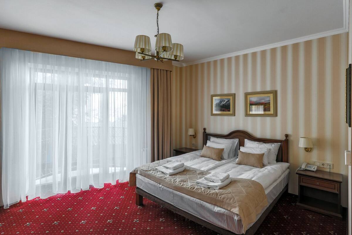 Premium bedding, minibar, in-room safe, desk