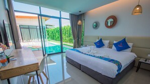 Ein Hotelzimmer mit einem großen Bett, einem Schreibtisch und Blick auf einen Swimmingpool.